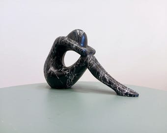 Abstrakte Alabaster Skulptur: Blaues Montag Noir Edition - Griechische Moderne Kunst