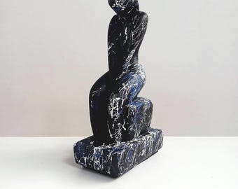 El Modelo Vol. 2 – Figura femenina abstracta / Escultura pintada en azul y negro / Arte griego contemporáneo de gReplicas
