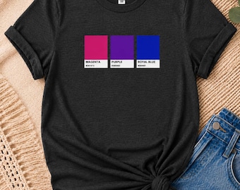 Puede incluir: Una camiseta gris oscuro de manga corta con un estampado gráfico de tres muestras de color verticales en magenta, morado y azul real. Cada muestra incluye el nombre del color y su código hexadecimal impreso en texto blanco debajo.