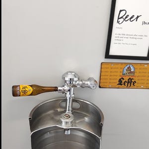 Edelstahl-Keg-Urinal - Industrielles an der Wand befestigtes Metallurinal