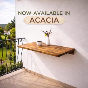 Peut inclure: Une tasse en céramique blanche avec une anse noire et l'inscription "But First, Coffee" en gras noir. La tasse est posée sur un fond flou, suggérant un cadre chaleureux.