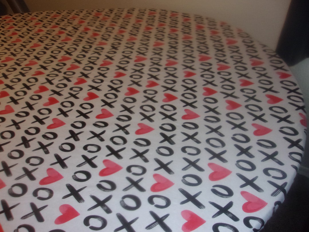 Fitted Tablecloth. PEVA Vinyl With Felt Backing 70 Inch Round to Fit a