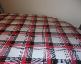Nappe ajustée. Vinyle PEVA avec support en feutre de 70 pouces rond pour s'adapter à une table de 60 pouces . Plaid rouge et noir
