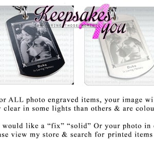 K&ouml;nnte beinhalten: Zwei silberne Hundemarke-Anh&auml;nger mit gravierten Bildern einer Frau und eines Hundes. Der Text "Keepsakes Treasuring Those Moments" und "you" ist oben im Bild sichtbar. Der Text "Duke In Loving Memory" ist auf jedem Anh&auml;nger graviert.