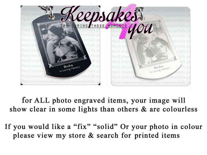K&ouml;nnte beinhalten: Zwei silberne Hundemarke-Anh&auml;nger mit gravierten Bildern einer Frau und eines Hundes. Der Text "Keepsakes Treasuring Those Moments" und "you" ist oben im Bild sichtbar. Der Text "Duke In Loving Memory" ist auf jedem Anh&auml;nger graviert.
