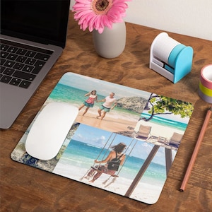 Op de afbeelding: Een kleurrijk muismatje met een collage van strandfoto's. De foto's tonen een stel dat over het strand loopt, een vrouw op een schommel en een tropisch strandtafereel.