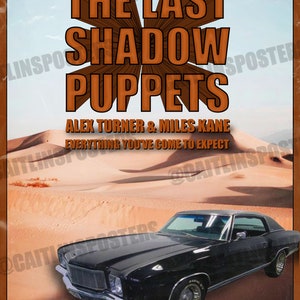 Puede incluir: Un póster con fondo marrón que presenta el texto "The Last Shadow Puppets" en letras grandes, en negrita y de color naranja. Debajo del título, el texto "Alex Turner & Miles Kane" está en letras blancas más pequeñas. El texto "Everything You've Come To Expect" está en letras blancas aún más pequeñas. Un coche negro se encuentra en la parte inferior central del póster, conduciendo por un paisaje desértico.