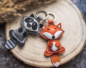 Sleutelhanger vos, egel en wasbeer gemaakt van leer cadeau voor favoriete persoon vrouwen kinderen terug naar school middelbare school afstuderen geluksbrenger talisman