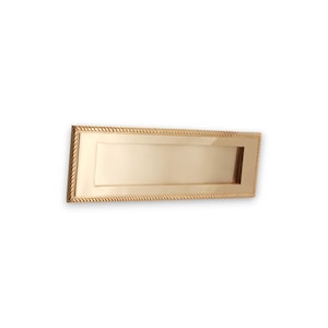 Placa para caja postal georgiana de latón macizo con resortes de alta resistencia en latón satinado, ideal para uso en puertas de entrada