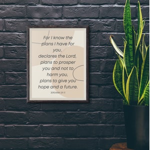 Op de afbeelding: Een ingelijst afdruk met een beige achtergrond en een zwart frame. De afdruk bevat een citaat uit Jeremia 29:11, "Want Ik weet welke plannen Ik voor u heb, spreekt de HEERE, plannen van vrede en niet van kwaad, om u een toekomst en een hoop te geven."