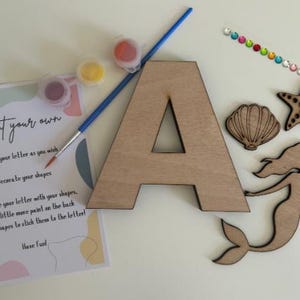 Dipingi la tua iniziale/nome da sirena, Scatola di attività personalizzata per bambini da dipingere e decorare, Kit di bricolage per sirene, Compleanno per bambine, Regalo creativo