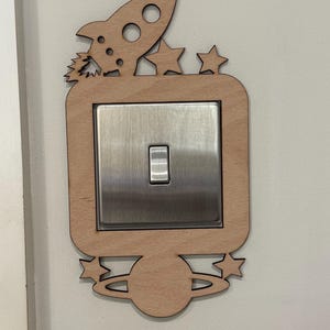 Raum-Lichtschalter, Astronaut-Raketen-Dekor, Holzwandplattenabdeckung, Kinderzimmer-Lichtschalterrahmen, Galaxie-Raum-Dekor