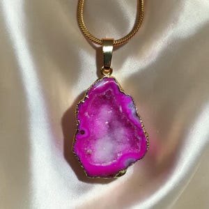 ピンクの未加工アゲートジオードネックレス、ラフドゥルージーペンダント、鮮やかなフューシャクリスタルジュエリー、大胆でモダンなステートメントアクセサリー