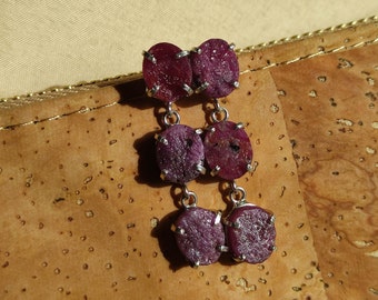 Boucles d'oreilles rubis brut, boucles d'oreilles en cristal brut, boucles d'oreilles rubis en argent, boucles d'oreilles rubis bijoux en pierre de naissance, boucles d'oreilles délicates en cristal