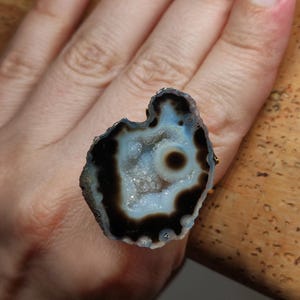 Anillo de geoda en bruto – Gran y llamativo, estilo cóctel, joyería moderna de cristal en bruto única, diseño elegante y sofisticado de piedra preciosa y mineral raro.