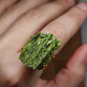 Ring met ruwe groene toermalijn – Grote edelsteen, verdeliet kristal, uniek, modern en opvallend design.