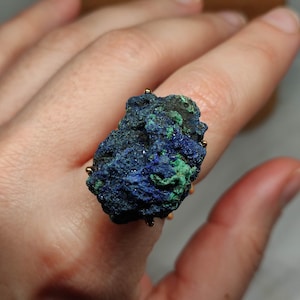 Bague azurite brute - Grands bijoux en cristal audacieux, design de mode unique pour un cocktail terreux moderne