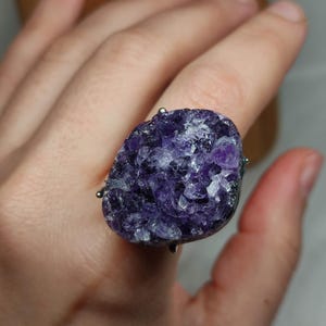 PRZECZYTAJ OPIS - Pierścień z ciemnym ametystem, Duży pierścień z kryształem, Pierścień z surową druzą, Duży pierścień z ametystem, Duży pierścień z wyrazistym wzorem, Nowoczesny pierścień z unikalnym kamieniem
