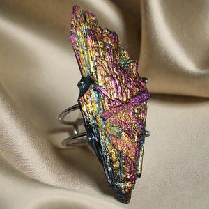 Pierścionek z surowego tęczowego kyanitu, pierścionek z kryształem Angel Aura, duży, wyrazisty pierścionek, unikatowy, nowoczesny pierścionek z kamieniem szlachetnym, elegancki pierścionek z kamieniem koktajlowym