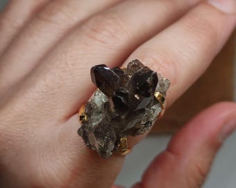 Anello in quarzo lemuriano fumé grezzo – Grande cristallo di rocca regolabile, gioiello con pietra preziosa dal design moderno e unico.