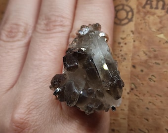 Anel de Quartzo Fumê Bruto – Joia Artesanal Ajustável com Cristal Grande, Moderna e Marcante, Design Elegante e Atemporal com Pedras Preciosas.
