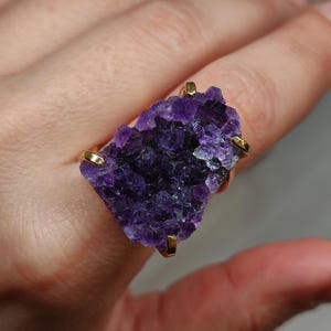 Anillo de amatista, anillo de amatista en bruto, anillo de cristal grande, anillo llamativo grande, anillo moderno único, anillo ajustable hecho a mano, anillo de piedra preciosa en bruto