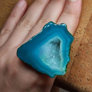 Bague géode, bague géode brute, grande bague géode, bague en cristal brut, grande bague à cocktail, bague rock, bague en pierre brute, bagues cool