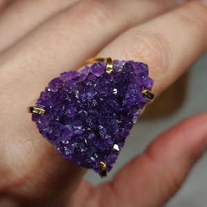 Anillo de amatista oscura, anillo de cristal grande, anillo de drusa en bruto, anillo de amatista grande, anillo llamativo grande, anillo de piedra moderno y único