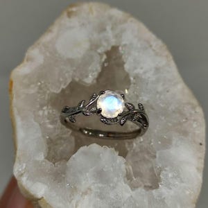 Bague feuille en pierre de lune, bague en pierre de lune véritable, bague de fiançailles feuille, bague feuille ouverte en argent sterling, bague fée, bague élégante avec pierre de naissance