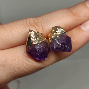 Rohe Amethyst Ohrringe, hübsche Kristall Ohrringe, Rohedelstein Ohrringe, Einzigartige Stein Ohrringe, Moderne Amethyst Ohrringe, handgemachte Kristall Ohrringe