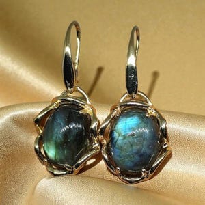 Orecchini pendenti unici in labradorite, gocce artigianali riempite d'oro, grandi orecchini di cristallo, orecchini moderni con pietre preziose, orecchini da cocktail unici in pietra