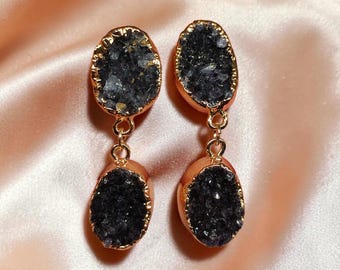 Pendientes de amatista oscura en bruto, joyas llamativas con piedras preciosas, elegantes pendientes de cristal modernos.