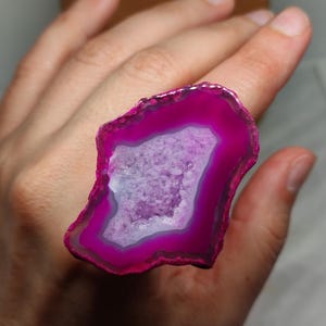 Anillo de geoda, joya llamativa de cristal en bruto, diseño de cóctel con piedra rústica, pieza de gema moderna y atrevida, accesorio artesanal vanguardista