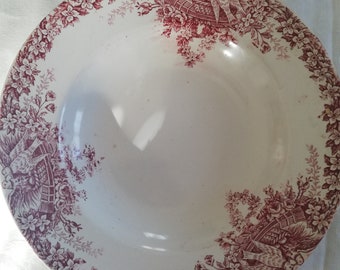 Puede incluir: Un tazón de sopa de cerámica blanca con un patrón floral rojo y dos pájaros en un diseño de nido alrededor del borde.