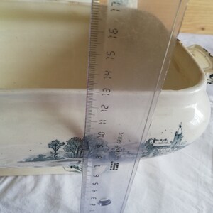 Op de afbeelding: Een witte keramische serveerschaal met een groen-wit bloemenmotief. De schaal is 38 cm lang.
