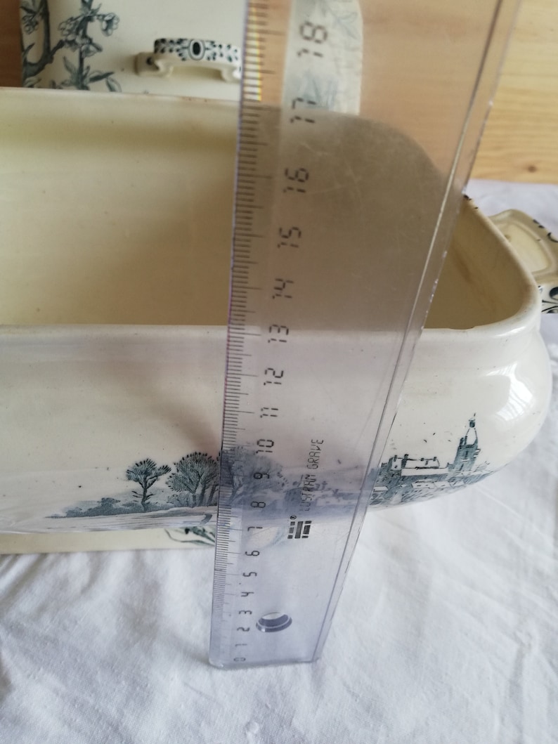 Op de afbeelding: Een witte keramische serveerschaal met een groen-wit bloemenmotief. De schaal is 38 cm lang.