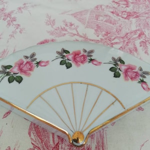 Limoges porcelain box decorated with fan-shaped roses / French porcelain box limoges