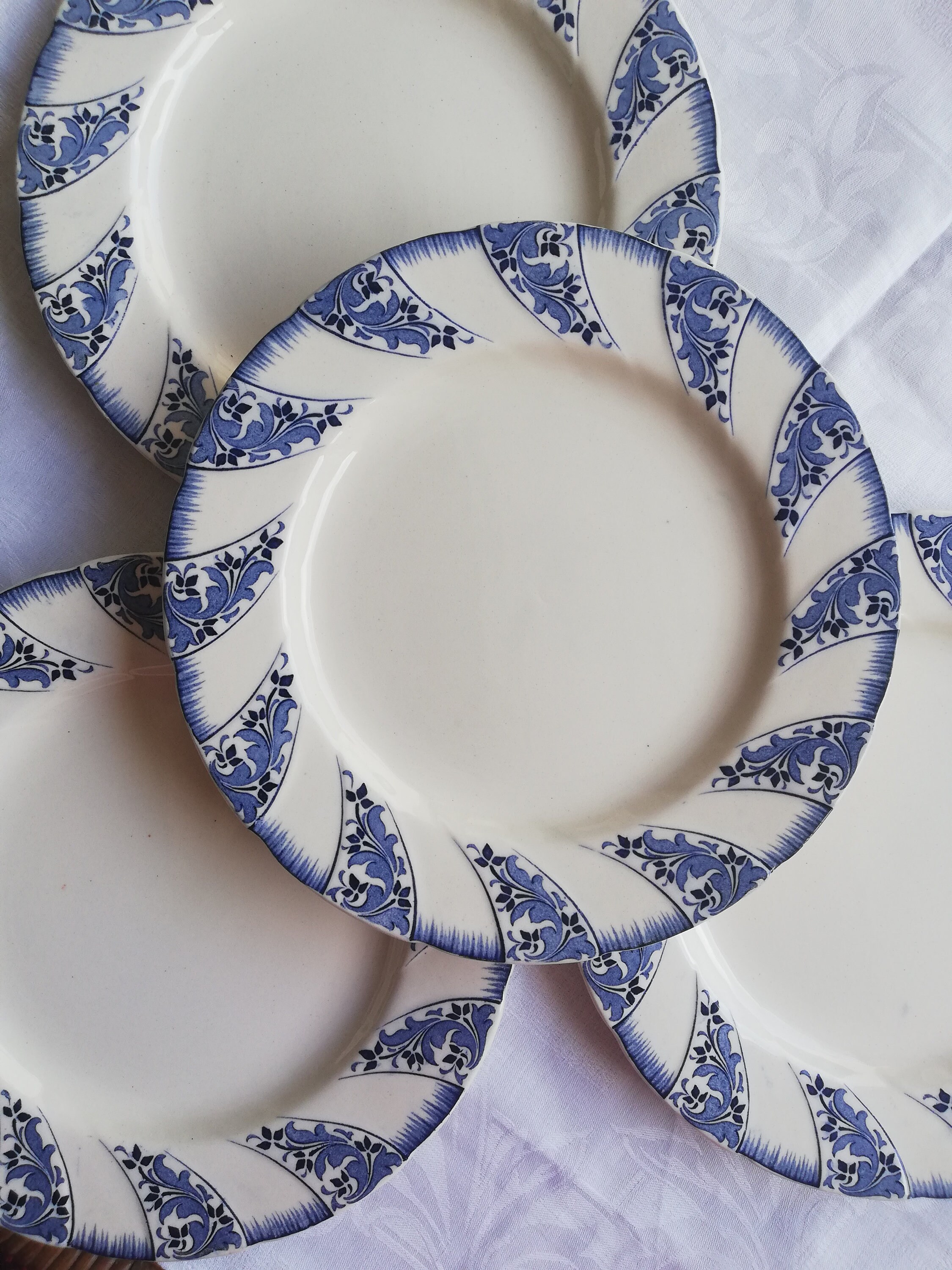 Série de 40 assiettes en faïence de Luneville KG motif fleur