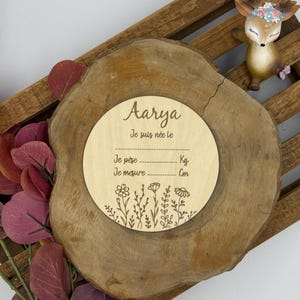 Carte d'annonce de naissance en bois personnalisée – Thème fleuri