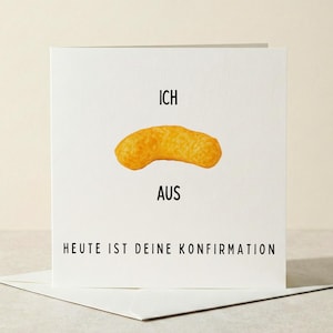 Könnte beinhalten: Eine weiße Grußkarte mit dem deutschen Text "ICH AUS" über einem cartoonartigen, orangefarbenen, gepufften Snack. Unter dem Snack steht auf der Karte "HEUTE IST DEINE KONFIRMATION" in schwarzem Text. Die Karte liegt auf einem weißen Umschlag.