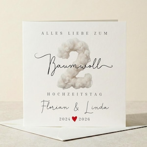 Könnte beinhalten: Eine quadratische weiße Grußkarte mit dem Text Alles Liebe zum Baumwoll Hochzeitstag, der Zahl 2 in Wolkenoptik, den Namen Florian & Linda sowie den Jahreszahlen 2024 und 2026, die durch ein kleines rotes Herz getrennt sind.