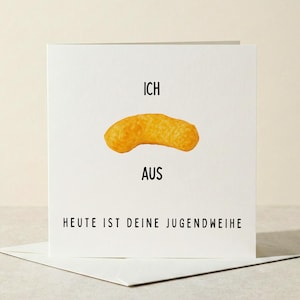 Può includere: Un biglietto di auguri bianco con le parole tedesche "ICH AUS" e "HEUTE IST DEINE JUGENDWEIHE" in nero. Un singolo puff al formaggio giallo dorato è centrato sulla carta. Il biglietto è posto su una busta bianca.