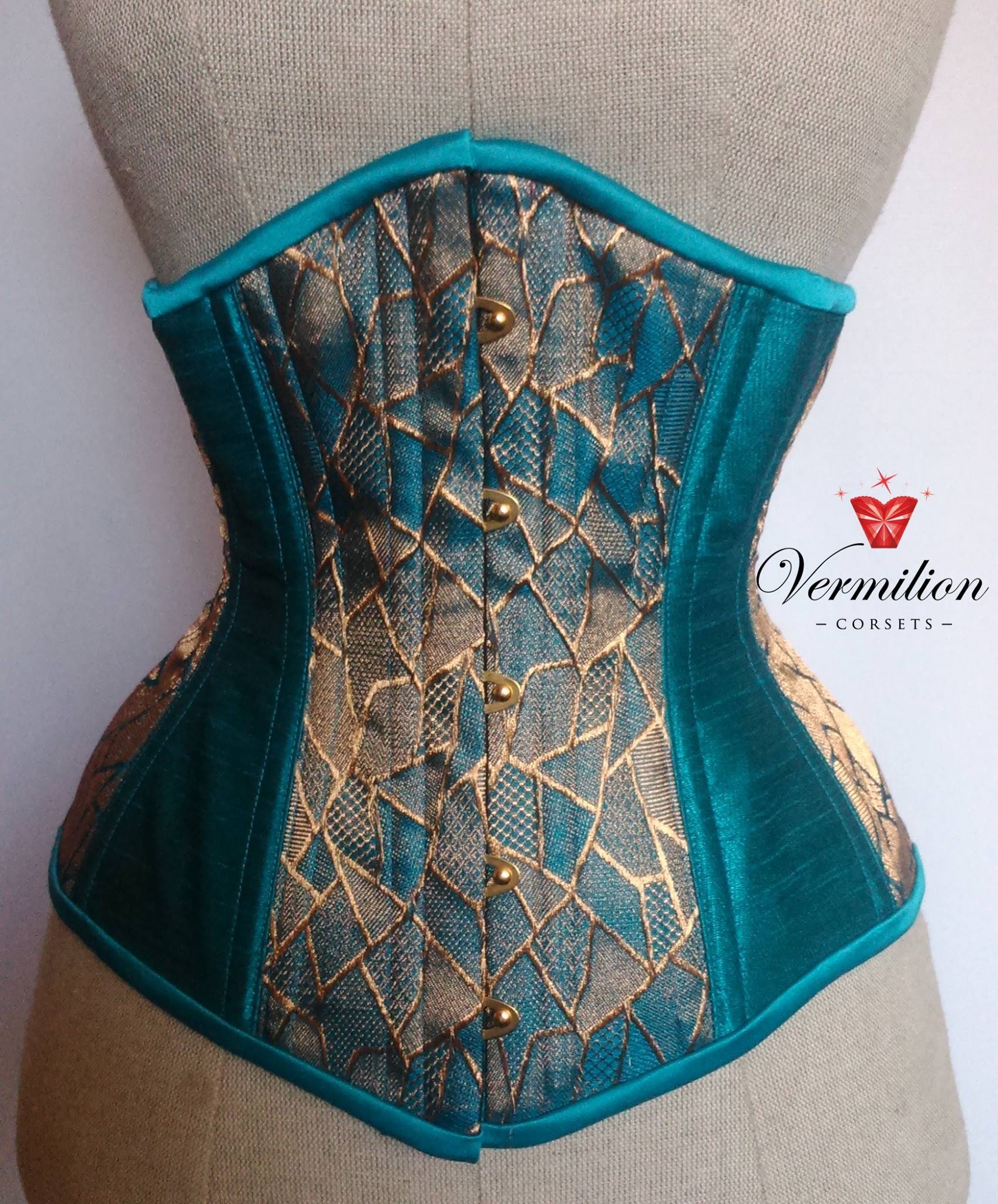 How do I style this turquoise embroidered corset? : r/fashionadvice