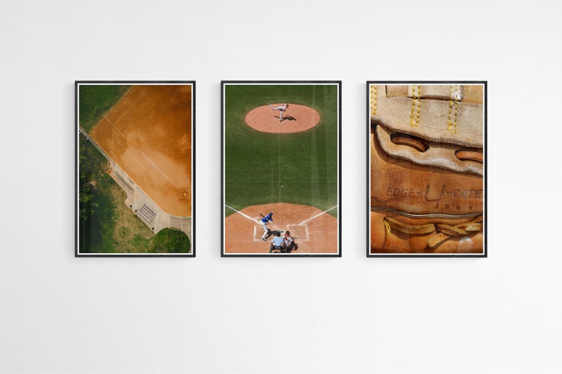 K&ouml;nnte beinhalten: Drei gerahmte Drucke eines Baseballfeldes, eines laufenden Baseballspiels und einer Nahaufnahme eines braunen Lederbaseballhandschuhs mit dem Text "Edgemont" darauf.