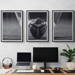 Pode incluir: Tr&ecirc;s imagens emolduradas em preto com passe-partout branco. A imagem do centro mostra uma bola de futebol marrom e branca sendo segurada por duas m&atilde;os. As outras duas imagens mostram o bra&ccedil;o e a m&atilde;o de uma pessoa.