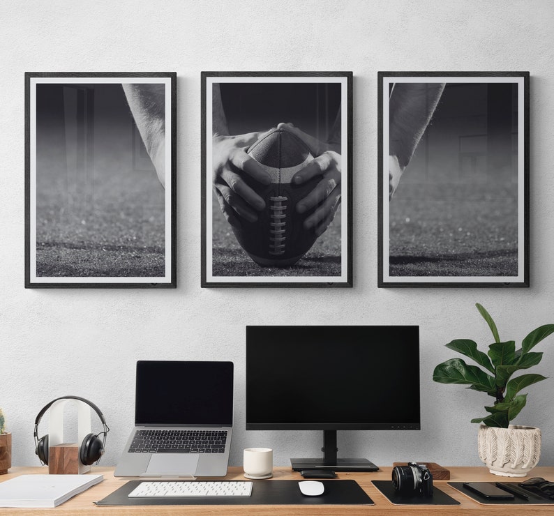Pode incluir: Tr&ecirc;s imagens emolduradas em preto com passe-partout branco. A imagem do centro mostra uma bola de futebol marrom e branca sendo segurada por duas m&atilde;os. As outras duas imagens mostram o bra&ccedil;o e a m&atilde;o de uma pessoa.