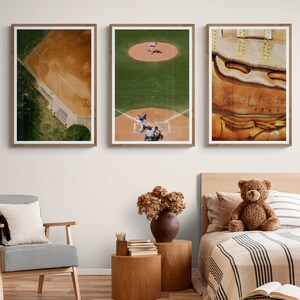 K&ouml;nnte beinhalten: Drei gerahmte Fotos von einem Baseballfeld, einem Baseballspiel und einer Nahaufnahme eines Baseballhandschuhs. Der Handschuh ist aus braunem Leder mit gelben N&auml;hten und dem aufgedruckten Text "EDGE-U-LATE 1970's".