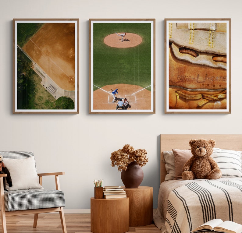 K&ouml;nnte beinhalten: Drei gerahmte Fotos von einem Baseballfeld, einem Baseballspiel und einer Nahaufnahme eines Baseballhandschuhs. Der Handschuh ist aus braunem Leder mit gelben N&auml;hten und dem aufgedruckten Text "EDGE-U-LATE 1970's".