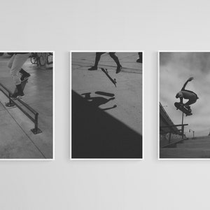 Puede incluir: Tres fotograf&iacute;as en blanco y negro de patinadores realizando trucos. La primera fotograf&iacute;a muestra a un patinador realizando un truco en un riel. La segunda fotograf&iacute;a muestra a un patinador saltando en el aire con su tabla. La tercera fotograf&iacute;a muestra a un patinador realizando un truco en el aire.