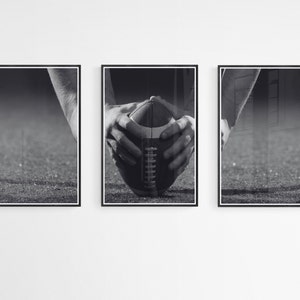 Pode incluir: Uma fotografia a preto e branco de um jogador de futebol americano a segurar uma bola de futebol. A fotografia est&aacute; dividida em tr&ecirc;s sec&ccedil;&otilde;es, com a bola de futebol na sec&ccedil;&atilde;o central.